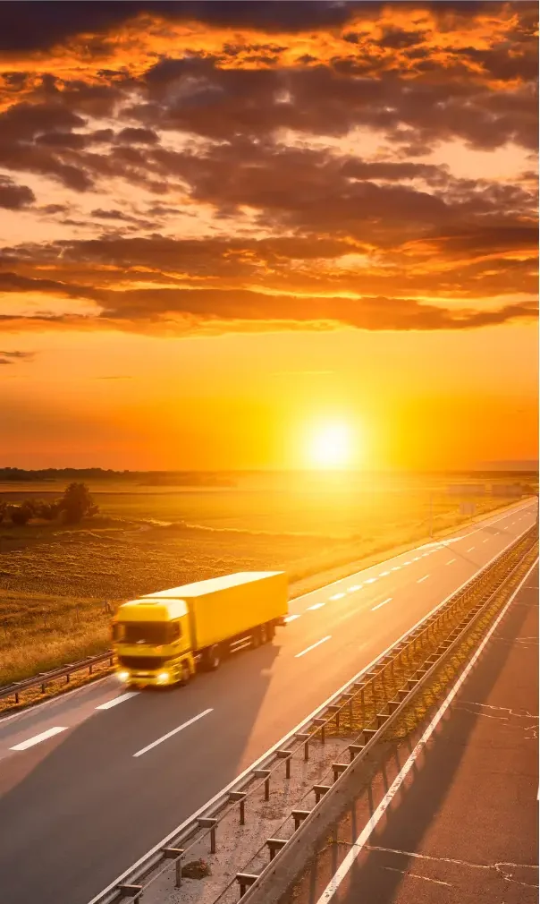 Caminhão a diesel em rodovia ao entardecer, o perfil de frota que mais consome Arla 32